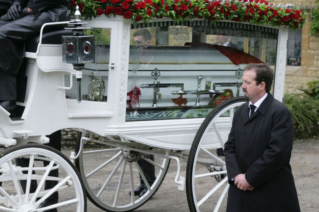 FUNERALROBINGIBBTHAMEOXFORDSHIREBRITAIN08JUN2012CORTEGE.jpg