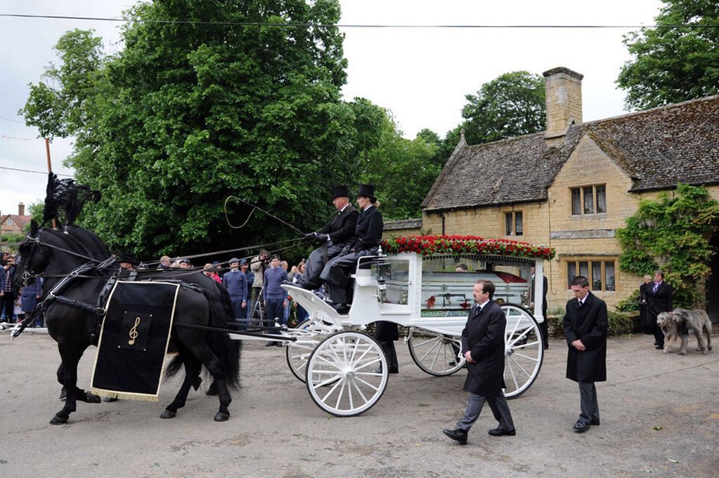 GeneralviewofRobinGibbshorsedrawnglasscarriageduringhisfuneralatPriestEndThameonJune82012inOxfordEngland.jpg