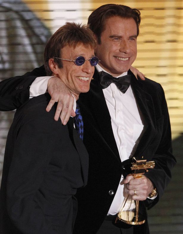 USactorJohnTravoltareceivestheawardforbestinternationalactorfromBritishmusicianRobinGibb.jpg