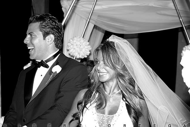 http://i1082.photobucket.com/albums/j374/ortegaphoto/wedding04.jpg